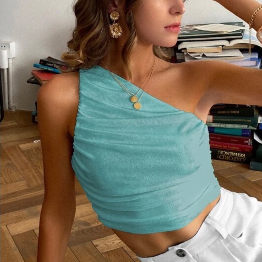 Light blue “scrunch top”
